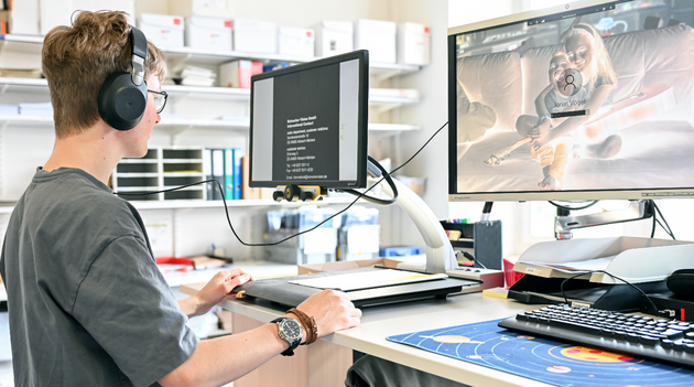 Jonas Vögeli à son poste de travail adapté aux personnes handicapées