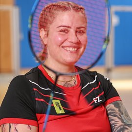 Cynthia Mathez schaut durch ein Tennisracket