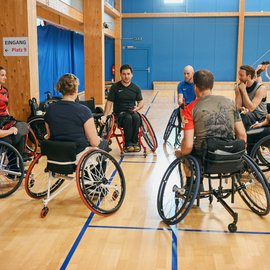 Cynthia Mathez beim Training mit einer Trainingsgruppe im Zentrum Aarsports in Birrhard