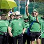 Eine Sportgruppe von Procap winkt lächelnd in die Kamera