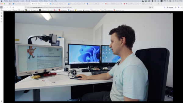 Ein Mensch mit Behinderung sitzt am Bildschirm mit einer barrierefreien Webseite