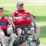 Deux personnes sur une bicyclette tandem.